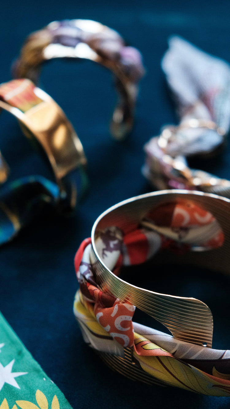 quattro bracciali colorati con dettagli colorati in seta