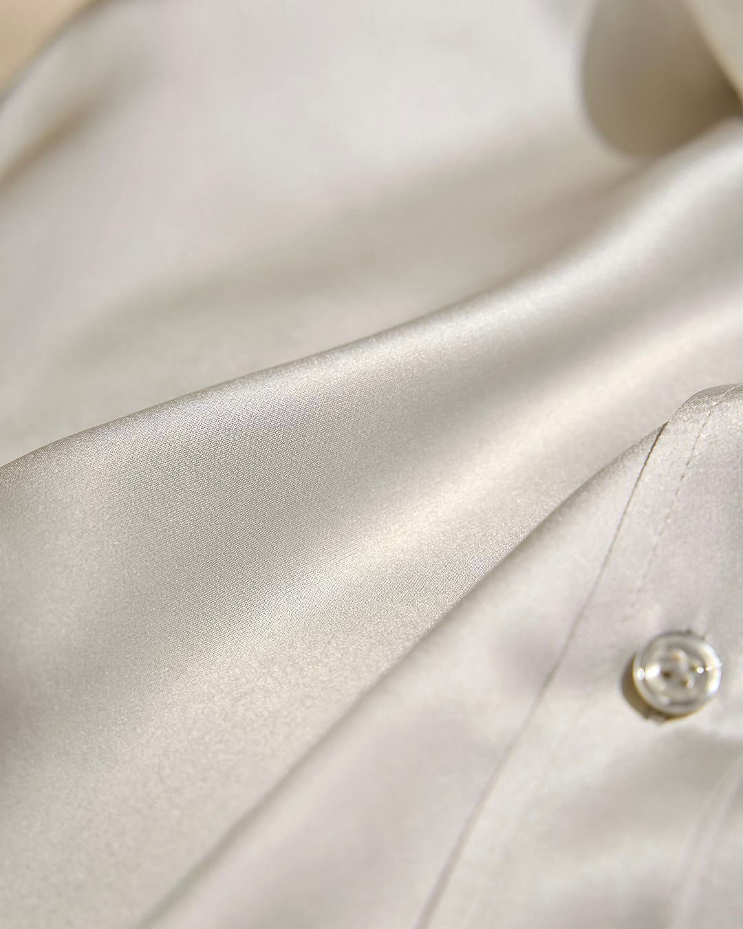 Camicia 100% seta con focus su bottone