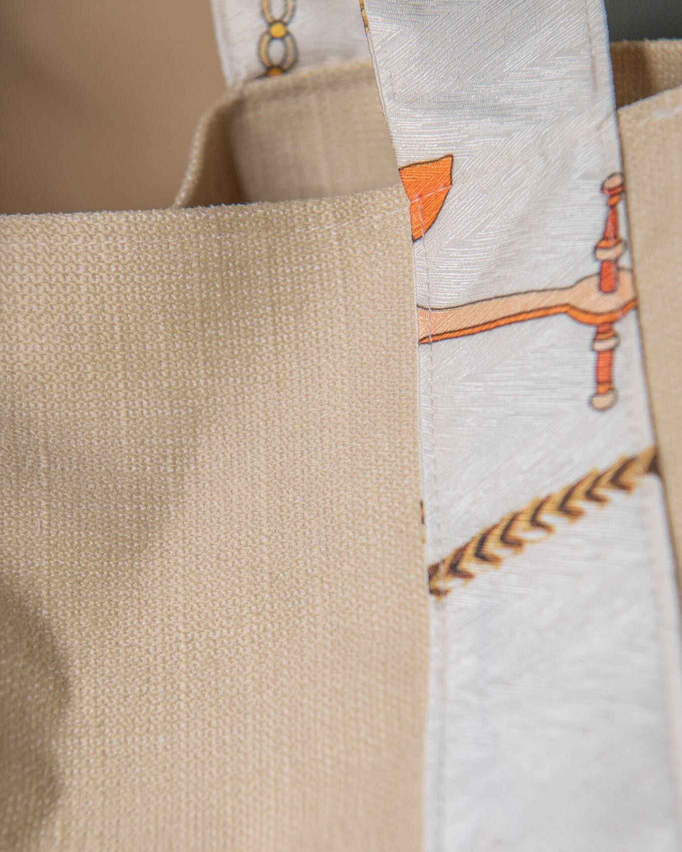 Dettaglio borsa di cotone e manico in seta con decorazioni colorate