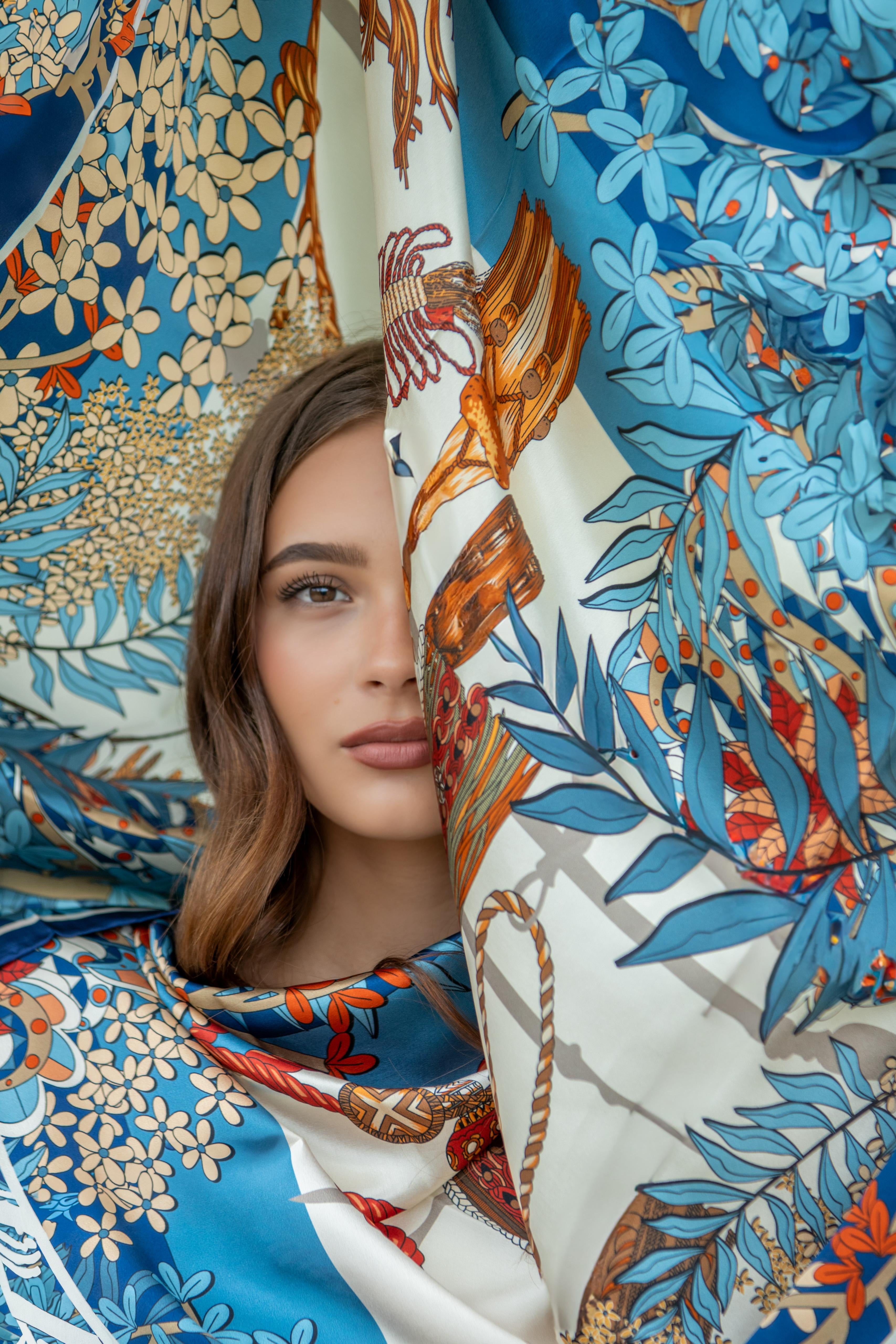 Modella avvolta in foulard in seta con decorazioni floreali